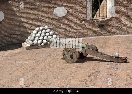 Antike Bronze Kanonen und Marmor Kanonenkugeln zu Castel Sant'Angelo in Rom, Italien Stockfoto