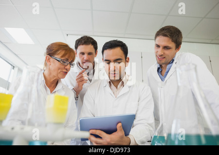 Niedrigen Winkel Ansicht einiger Wissenschaftler Blick auf einem tablet Stockfoto