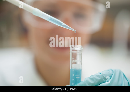 Nahaufnahme der Pipette und Reagenzglas Stockfoto