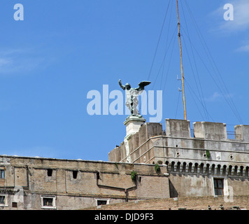 schöne Bronze-Statue eines Engels auf der Burg Sant'Angelo mit Schwert gezogen in Rom Italien Stockfoto