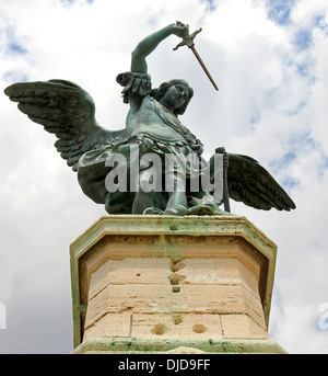 Ancientl Bronze Statue eines Engels auf der Burg Sant'Angelo mit Schwert gezogen in Rom Stockfoto