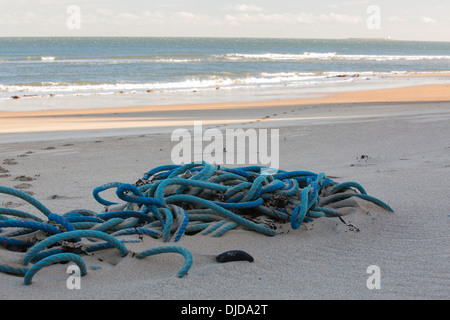 Angeln Seil durch ein Trawler über Bord geworfen und an der Küste in der Nähe von Alnmouth, Northumberland, UK an Land gespült. Stockfoto