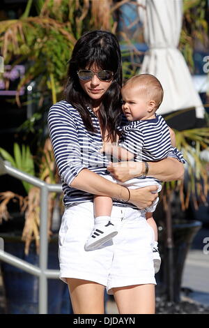 Selma Blair und Sohn Arthur Saint Köpfe zum Mittagessen tragen passende weiße Hose und gestreiften Hemd Los Angeles, Kalifornien - 25.07.12 Stockfoto