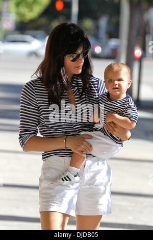 Selma Blair und Sohn Arthur Saint Köpfe zum Mittagessen tragen passende weiße Hose und gestreiften Hemd Los Angeles, Kalifornien - 25.07.12 Stockfoto