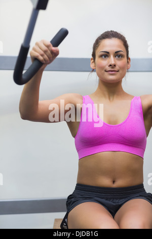 Ruhig getönten Brünette ihre Arme trainieren Stockfoto