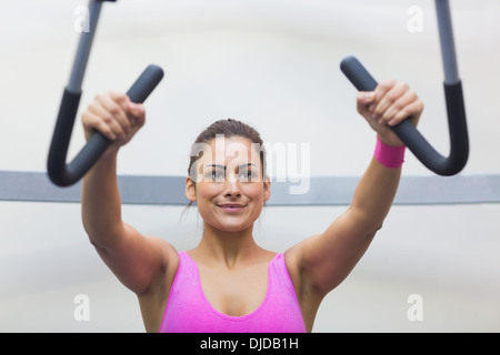 Inhalt getönten Brünette ihre Arme trainieren Stockfoto