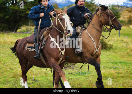 Blick auf zwei Gauchos auf ihren Pferden zugeschnitten. Patagonia.Chile Stockfoto