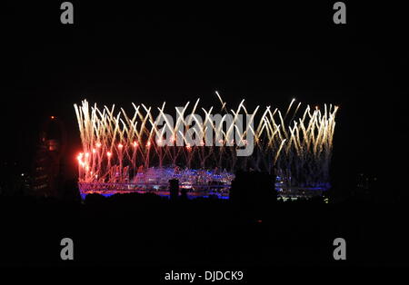 Feuerwerk zünden über das Olympische Stadion während der Eröffnungsfeier an der 2012 Sommer Olympischen Spiele in London, England - 27.07.12 Stockfoto