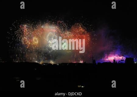 Feuerwerk zünden über das Olympische Stadion während der Eröffnungsfeier an der 2012 Sommer Olympischen Spiele in London, England - 27.07.12 Stockfoto