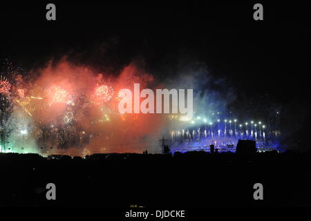 Feuerwerk zünden über das Olympische Stadion während der Eröffnungsfeier an der 2012 Sommer Olympischen Spiele in London, England - 27.07.12 Stockfoto