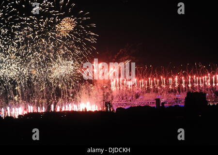 Feuerwerk zünden über das Olympische Stadion während der Eröffnungsfeier an der 2012 Sommer Olympischen Spiele in London, England - 27.07.12 Stockfoto