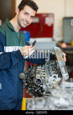 Glücklich Handwerker Reparatur eines Motors Stockfoto