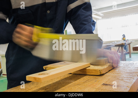 Sägende Holzstück Handwerker Stockfoto