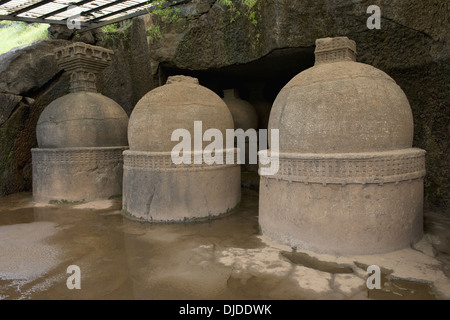 Votive Stupas genannt auch als Gedenkstätte Stupas auf dem Weg zur Höhle Nr. 20. ca. 150 v. Chr. Höhlen Bhaja, Dist. Pune, Maharashtra Stockfoto