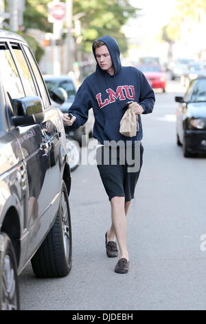 Barron Hilton unterwegs in Beverly Hills gesehen trägt ein LMU Kapuzen Sweat Shirt Los Angeles, Kalifornien - 30.07.12 Stockfoto