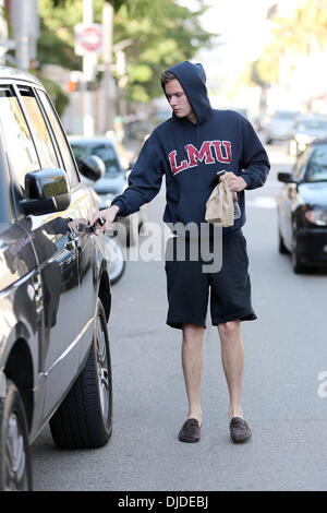 Barron Hilton unterwegs in Beverly Hills gesehen trägt ein LMU Kapuzen Sweat Shirt Los Angeles, Kalifornien - 30.07.12 Stockfoto