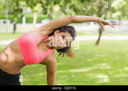 Getönten Frau tun stretching-Übung im park Stockfoto