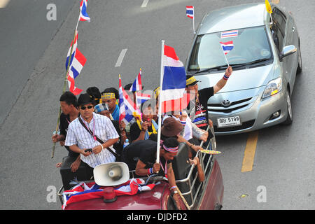 Bangkok, Thailand. 27. November 2013. Anti-Regierungs-Demonstranten außerhalb der Abteilung der Sonderprüfung in Bangkok, Thailand, Rallye 27. November 2013. Thailands kampfbereiten Premierministerin Yingluck Shinawatra sagte am Mittwoch, dass die Regierung bereit ist zu Dialog mit den Demonstranten im Rahmen eines Angebots, friedliche Lösungen für die anhaltende politische Krise zu finden. Bildnachweis: Rachen Sageamsak/Xinhua/Alamy Live-Nachrichten Stockfoto