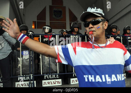 Bangkok, Thailand. 27. November 2013. Ein Anti-Regierungs-Demonstranten beteiligt sich an einer Kundgebung außerhalb der Abteilung der Sonderprüfung in Bangkok, Thailand, 27. November 2013. Thailands kampfbereiten Premierministerin Yingluck Shinawatra sagte am Mittwoch, dass die Regierung bereit ist zu Dialog mit den Demonstranten im Rahmen eines Angebots, friedliche Lösungen für die anhaltende politische Krise zu finden. Bildnachweis: Rachen Sageamsak/Xinhua/Alamy Live-Nachrichten Stockfoto