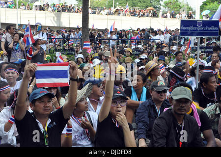 Bangkok, Thailand. 27. November 2013. Anti-Regierungs-Demonstranten außerhalb der Abteilung der Sonderprüfung in Bangkok, Thailand, Rallye 27. November 2013. Thailands kampfbereiten Premierministerin Yingluck Shinawatra sagte am Mittwoch, dass die Regierung bereit ist zu Dialog mit den Demonstranten im Rahmen eines Angebots, friedliche Lösungen für die anhaltende politische Krise zu finden. Bildnachweis: Rachen Sageamsak/Xinhua/Alamy Live-Nachrichten Stockfoto
