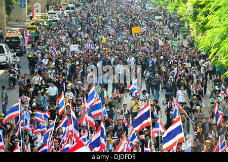 Bangkok, Thailand. 27. November 2013. Anti-Regierungs-Demonstranten in Richtung Abteilung der Sonderprüfung in Bangkok, Thailand, Rallye 27. November 2013. Thailands kampfbereiten Premierministerin Yingluck Shinawatra sagte am Mittwoch, dass die Regierung bereit ist zu Dialog mit den Demonstranten im Rahmen eines Angebots, friedliche Lösungen für die anhaltende politische Krise zu finden. Bildnachweis: Rachen Sageamsak/Xinhua/Alamy Live-Nachrichten Stockfoto