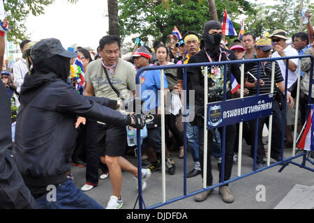 Bangkok, Thailand. 27. November 2013. Anti-Regierungs-Demonstranten außerhalb der Abteilung der Sonderprüfung in Bangkok, Thailand, Rallye 27. November 2013. Thailands kampfbereiten Premierministerin Yingluck Shinawatra sagte am Mittwoch, dass die Regierung bereit ist zu Dialog mit den Demonstranten im Rahmen eines Angebots, friedliche Lösungen für die anhaltende politische Krise zu finden. Bildnachweis: Rachen Sageamsak/Xinhua/Alamy Live-Nachrichten Stockfoto