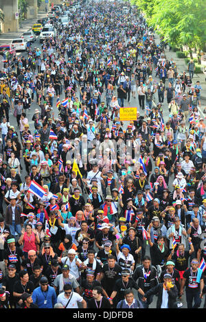 Bangkok, Thailand. 27. November 2013. Anti-Regierungs-Demonstranten in Richtung Abteilung der Sonderprüfung in Bangkok, Thailand, Rallye 27. November 2013. Thailands kampfbereiten Premierministerin Yingluck Shinawatra sagte am Mittwoch, dass die Regierung bereit ist zu Dialog mit den Demonstranten im Rahmen eines Angebots, friedliche Lösungen für die anhaltende politische Krise zu finden. Bildnachweis: Rachen Sageamsak/Xinhua/Alamy Live-Nachrichten Stockfoto