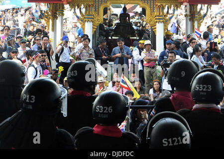 Bangkok, Thailand. 27. November 2013. Anti-Regierungs-Demonstranten außerhalb der Abteilung der Sonderprüfung in Bangkok, Thailand, Rallye 27. November 2013. Thailands kampfbereiten Premierministerin Yingluck Shinawatra sagte am Mittwoch, dass die Regierung bereit ist zu Dialog mit den Demonstranten im Rahmen eines Angebots, friedliche Lösungen für die anhaltende politische Krise zu finden. Bildnachweis: Rachen Sageamsak/Xinhua/Alamy Live-Nachrichten Stockfoto