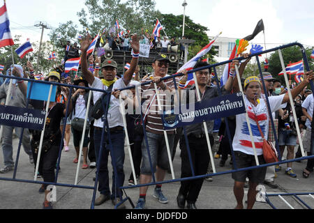 Bangkok, Thailand. 27. November 2013. Anti-Regierungs-Demonstranten außerhalb der Abteilung der Sonderprüfung in Bangkok, Thailand, Rallye 27. November 2013. Thailands kampfbereiten Premierministerin Yingluck Shinawatra sagte am Mittwoch, dass die Regierung bereit ist zu Dialog mit den Demonstranten im Rahmen eines Angebots, friedliche Lösungen für die anhaltende politische Krise zu finden. Bildnachweis: Rachen Sageamsak/Xinhua/Alamy Live-Nachrichten Stockfoto