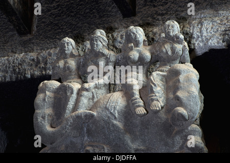 Einzelheiten über die Elefanten-Fahrer auf einer Säule in der Chaitya-Halle. Ca. 2.. Jahrhundert CER. Karla Höhlen, Pune, Maharashtra Stockfoto