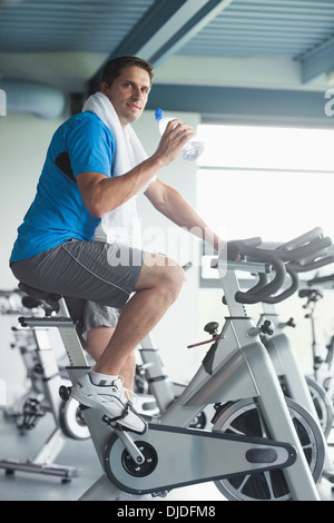 Müde Menschen mit Wasserflasche, trainieren Sie im spinning-Klasse Stockfoto