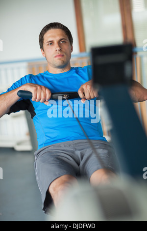 Entschlossenen Mann arbeiten auf Zeile Maschine Stockfoto