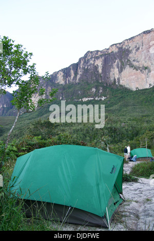 Camping auf dem Weg bis zum Gipfel des Mount Roraima in Venezuela. Stockfoto