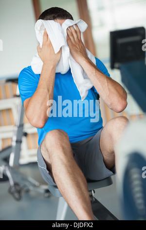 Müde Menschen Gesicht während der Arbeit an Zeile Maschine abwischen Stockfoto