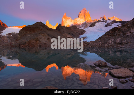 Sonnenaufgang am Fitz-Roy-massiv und ihre Reflexion im Lago de Los Tres im Vordergrund. Pategonia.Argentina Stockfoto