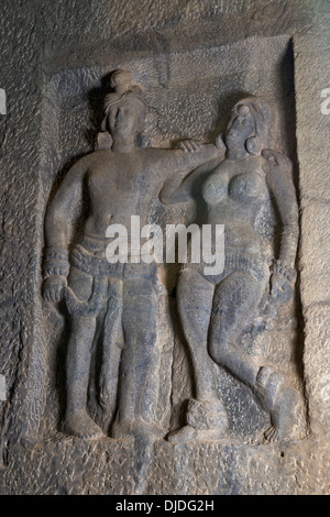 Mithuna paar. Recht der Veranda der Außenwand. Ca. 2.. Jahrhundert CER. Karla Höhlen, Pune, Maharashtra Indien. Stockfoto