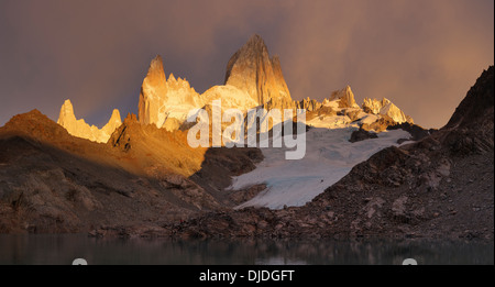 Panorama des Sonnenaufgangs am Fitz-Roy-massiv mit Lago de Los Tres im Vordergrund. Pategonia.Argentina Stockfoto