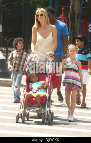 Leni Samuel, Johan Samuel Heidi Klum, Heidi Klum, Lou Sulola Samuel ist um mit ihrer Familie in Soho New York City, USA - 04.08.12 gesehen Stockfoto