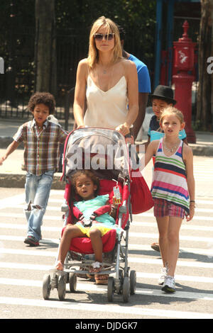 Leni Samuel, Johan Samuel Heidi Klum, Heidi Klum, Lou Sulola Samuel ist um mit ihrer Familie in Soho New York City, USA - 04.08.12 gesehen Stockfoto