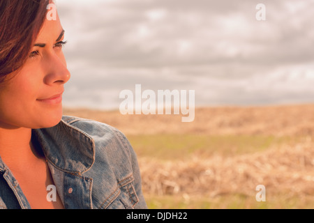 Nahaufnahme von einer schönen jungen Frau im Getreide field Stockfoto