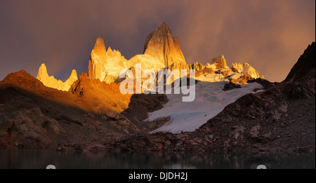 Panorama des Sonnenaufgangs am Fitz-Roy-massiv mit Lago de Los Tres im Vordergrund. Pategonia.Argentina Stockfoto