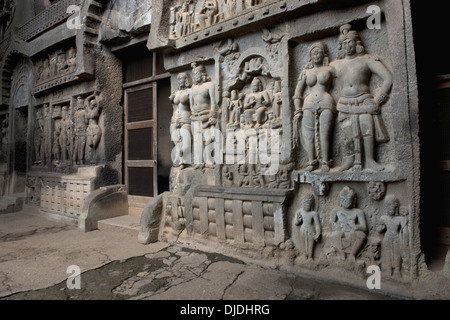 Untere Fassade des Chaitya. zeigt Mithuna Platten und Eingangstür. Ca. 2.. Jahrhundert CER. Karla Höhlen, Pune, Indien. Stockfoto