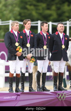 Goldmedaillengewinner Nick Skelton, Ben Maher, Scott Brash und Peter Charles von Großbritannien feiern auf dem Podium bei der Siegerehrung für das Team springen 2012 London Olympics - springen Reitturnier im Greenwich Park London, England - 06.08.12 statt ** nicht zur Veröffentlichung in Deutschland zur Verfügung.  Zur Veröffentlichung in den Rest der Welt ** Kredit (obligatorisch) zur Verfügung: ATP / Stockfoto