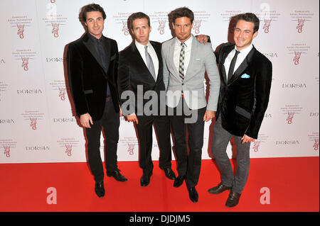 Jules Ritter, Ollie Baines, Stephen Bowman und Humphrey Berney von Blake, an die erste Spendenaktion zugunsten von Gabrielles Angel Foundation for Cancer Research an der Battersea Power Station London, England - 07.06.12 Stockfoto