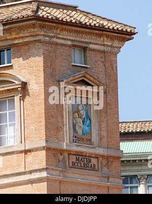 Mosaik der Madonna, von Papst Johannes Paul II an der Wand der Vatikanstadt Petersplatz gemacht Stockfoto