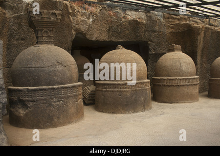 Votive Stupas genannt auch als Gedenkstätte Stupas auf dem Weg zur Höhle Nr. 20. ca. 150 v. Chr. Höhlen Bhaja, Dist. Pune, Indien Stockfoto