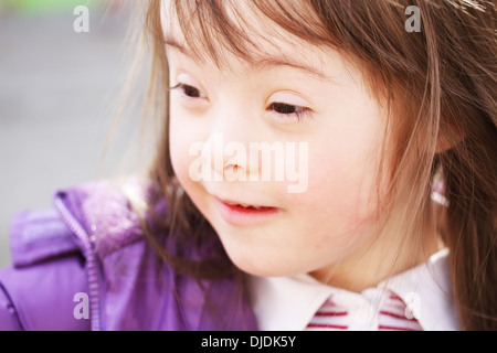 Porträt von schönen jungen Mädchen lächelnd in den park Stockfoto