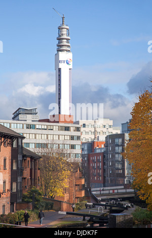 Der BT Tower (früher bekannt als der Post Office Tower) von Bauern Brücke Schlösser an der Birmingham and Fazeley Canal, Birmingham Stockfoto