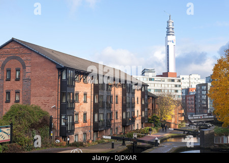 Der BT Tower, früher bekannt als der Post Office Tower von Bauern Brücke auf der Birmingham and Fazeley Canal, Birmingham sperrt Stockfoto