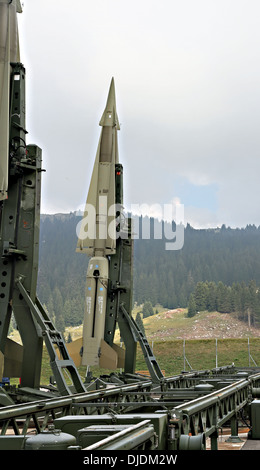 tödliche militärischer Interkontinentalraketen bereit für den Start aus dem Start-Basis in den Bergen Stockfoto